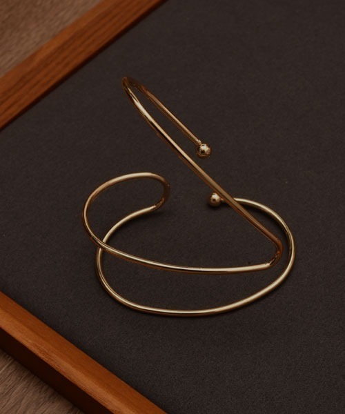 TONE SELECT GOODS（トーンセレクトグッズ）の「【resonance】シンプルデザイン メタル パームカフ(右手用)（バングル/リストバンド・レディース・ゴールド・FREE）」の3枚目の写真