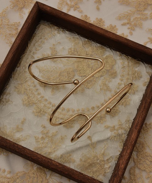 TONE SELECT GOODS（トーンセレクトグッズ）の「【resonance】シンプルデザイン メタル パームカフ(右手用)（バングル/リストバンド・レディース・ゴールド・FREE）」の5枚目の写真