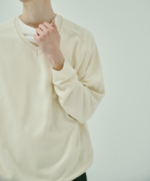 STUDIOUS（ステュディオス）の「【STUDIOUS】Smooth Silky VneckKnit（ニット/セーター・メンズ・ブラック/ホワイト/グレー・1/2）」の2枚目の写真