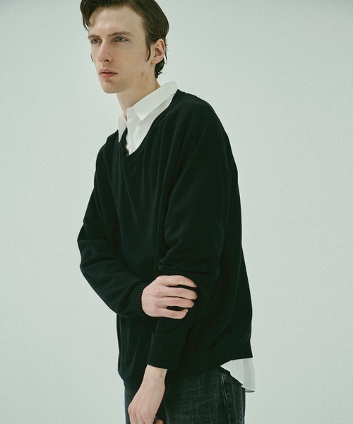 STUDIOUS（ステュディオス）の「【STUDIOUS】Smooth Silky VneckKnit（ニット/セーター・メンズ・ブラック/ホワイト/グレー・1/2）」の3枚目の写真