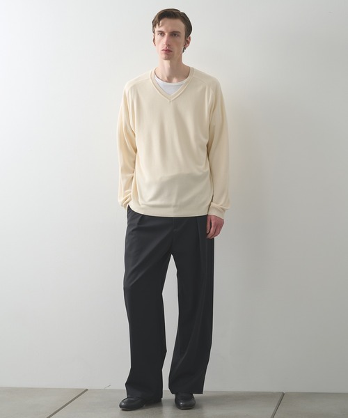 STUDIOUS（ステュディオス）の「【STUDIOUS】Smooth Silky VneckKnit（ニット/セーター・メンズ・ブラック/ホワイト/グレー・1/2）」の5枚目の写真