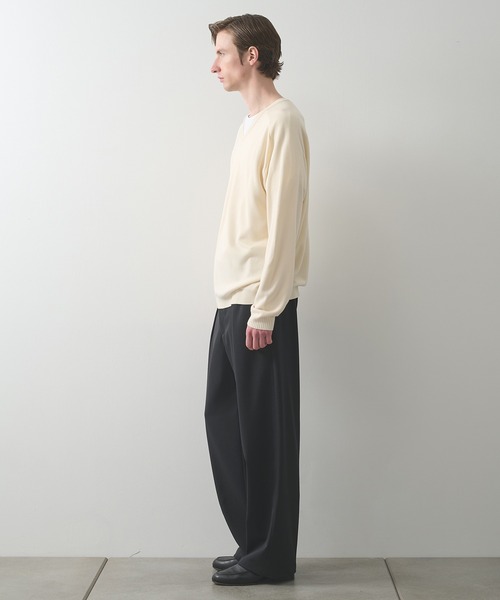 STUDIOUS（ステュディオス）の「【STUDIOUS】Smooth Silky VneckKnit（ニット/セーター・メンズ・ブラック/ホワイト/グレー・1/2）」の7枚目の写真