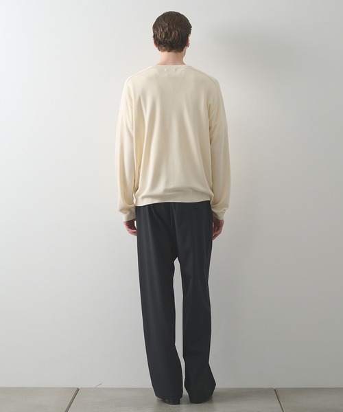 STUDIOUS（ステュディオス）の「【STUDIOUS】Smooth Silky VneckKnit（ニット/セーター・メンズ・ブラック/ホワイト/グレー・1/2）」の8枚目の写真