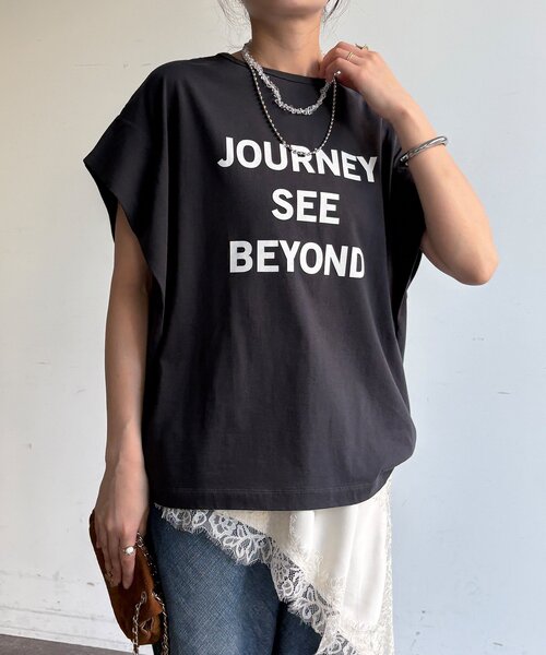 DouDou（ドゥドゥ）の「【WEB限定】袖タックフレンチスリーブロゴTEE（Tシャツ/カットソー・レディース・ブラック/オフホワイト/チャコールグレー・FREE）」の3枚目の写真