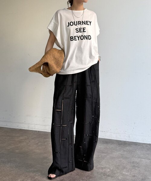 DouDou（ドゥドゥ）の「【WEB限定】袖タックフレンチスリーブロゴTEE（Tシャツ/カットソー・レディース・ブラック/オフホワイト/チャコールグレー・FREE）」の4枚目の写真