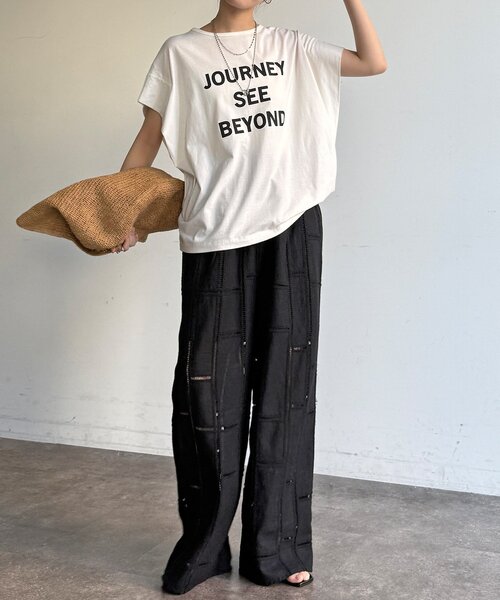 DouDou（ドゥドゥ）の「【WEB限定】袖タックフレンチスリーブロゴTEE（Tシャツ/カットソー・レディース・ブラック/オフホワイト/チャコールグレー・FREE）」の5枚目の写真
