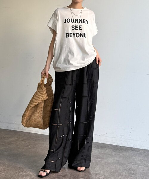 DouDou（ドゥドゥ）の「【WEB限定】袖タックフレンチスリーブロゴTEE（Tシャツ/カットソー・レディース・ブラック/オフホワイト/チャコールグレー・FREE）」の6枚目の写真