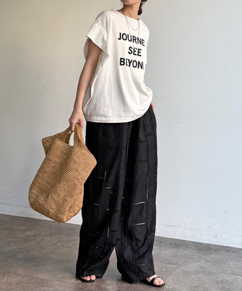 DouDou（ドゥドゥ）の「【WEB限定】袖タックフレンチスリーブロゴTEE（Tシャツ/カットソー・レディース・ブラック/オフホワイト/チャコールグレー・FREE）」の7枚目の写真