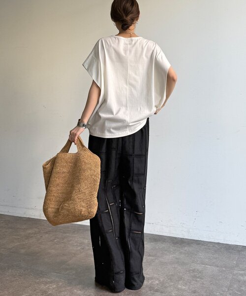 DouDou（ドゥドゥ）の「【WEB限定】袖タックフレンチスリーブロゴTEE（Tシャツ/カットソー・レディース・ブラック/オフホワイト/チャコールグレー・FREE）」の8枚目の写真