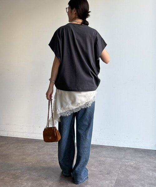 DouDou（ドゥドゥ）の「【WEB限定】袖タックフレンチスリーブロゴTEE（Tシャツ/カットソー・レディース・ブラック/オフホワイト/チャコールグレー・FREE）」の16枚目の写真