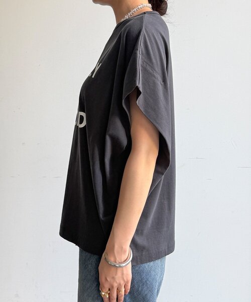 DouDou（ドゥドゥ）の「【WEB限定】袖タックフレンチスリーブロゴTEE（Tシャツ/カットソー・レディース・ブラック/オフホワイト/チャコールグレー・FREE）」の22枚目の写真