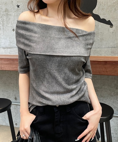 ROGER AND RAW(ロジャーアンドロウ)の「ヴィンテージ風 ムラ染めプリント オフショルTシャツ(Tシャツ/カットソー・レディース・グレー/ブラック/ホワイト・FREE)」の1枚目の写真