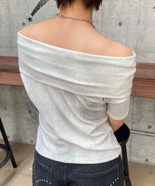 ROGER AND RAW(ロジャーアンドロウ)の「ヴィンテージ風 ムラ染めプリント オフショルTシャツ(Tシャツ/カットソー・レディース・グレー/ブラック/ホワイト・FREE)」の7枚目の写真