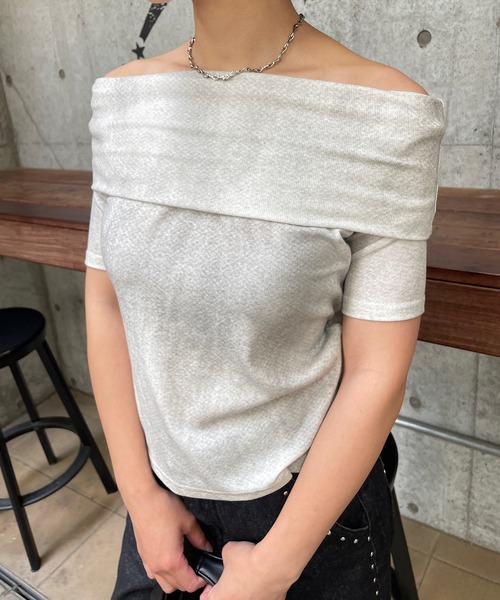 ROGER AND RAW(ロジャーアンドロウ)の「ヴィンテージ風 ムラ染めプリント オフショルTシャツ(Tシャツ/カットソー・レディース・グレー/ブラック/ホワイト・FREE)」の12枚目の写真