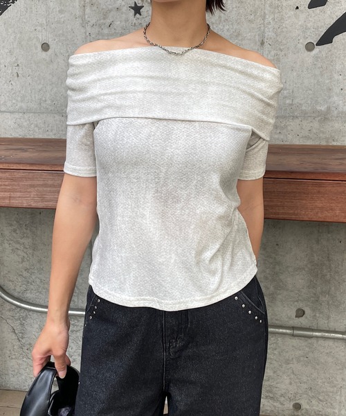 ROGER AND RAW(ロジャーアンドロウ)の「ヴィンテージ風 ムラ染めプリント オフショルTシャツ(Tシャツ/カットソー・レディース・グレー/ブラック/ホワイト・FREE)」の5枚目の写真