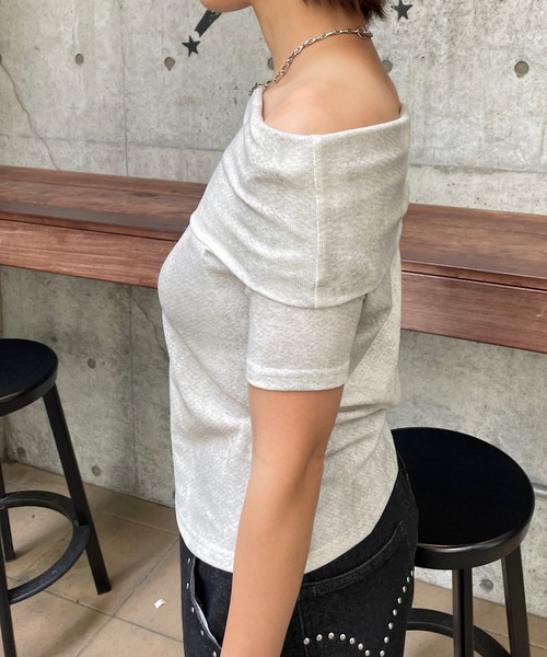ROGER AND RAW(ロジャーアンドロウ)の「ヴィンテージ風 ムラ染めプリント オフショルTシャツ(Tシャツ/カットソー・レディース・グレー/ブラック/ホワイト・FREE)」の6枚目の写真
