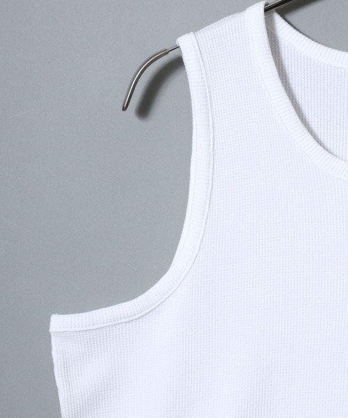 ANPAS（アンパス）の「Waffle-Knit Tank Top / 裾ラウンド ワッフルタンクトップ 無地 メンズ トップス インナー セミロング丈（タンクトップ・メンズ・グレー/ブラック/ホワイト・M/L）」の8枚目の写真