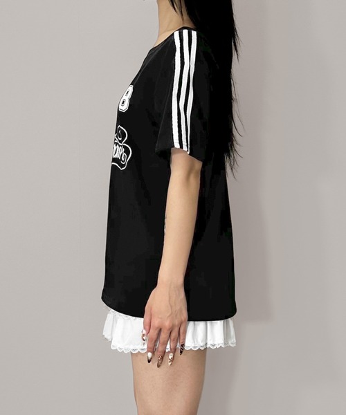 MATU:TA(マトゥータ)の「【スポーツmixするならこれ!】ルーズネックスポーティーTシャツ / 半袖 ユニフォーム ゲーミングシャツ オーバーサイズ ワンショルダー オフショルダー 華奢見え メンズライク ストリート 韓国 海外ガール 3カラー ホワイト ブラック グレー(Tシャツ/カットソー・レディース・ホワイト/ブラック/グレー・FREE)」の11枚目の写真