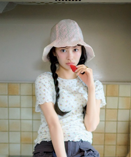 セール】【AKB48 伊藤百花 着用】小花柄半袖カットソー（Tシャツ