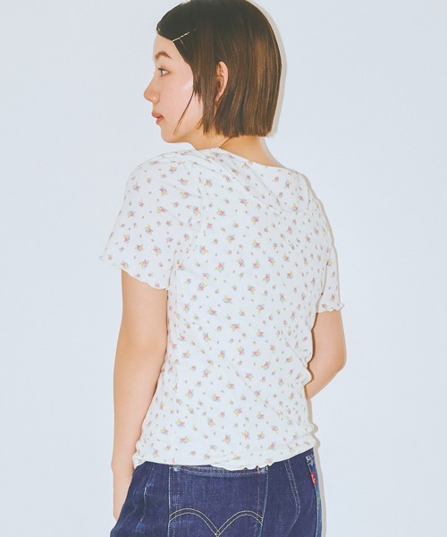 COLORME(カラーミー)の「【AKB48 伊藤百花 着用】小花柄半袖カットソー(Tシャツ/カットソー・レディース・ホワイト/グレー・FREE)」の3枚目の写真