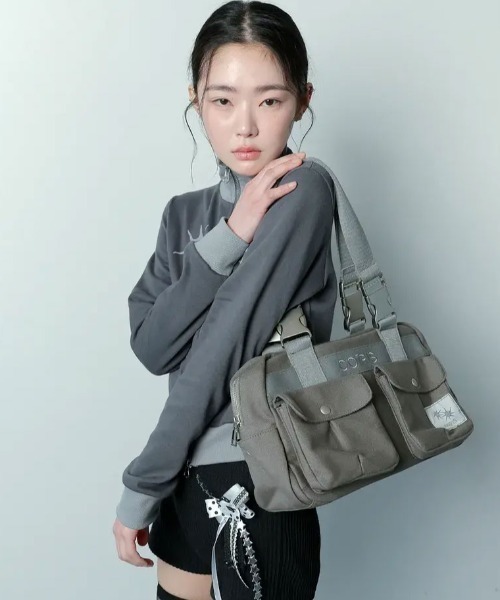 COIRIS(コイリス)の「◇COIRIS◇ブランド直輸入正規品/コリン 2 ポケット バックル ショルダー バッグ COLLIN 2 POCKET BUCKLE SHOULDER BAG(ショルダーバッグ・レディース・グレー・FREE)」の2枚目の写真