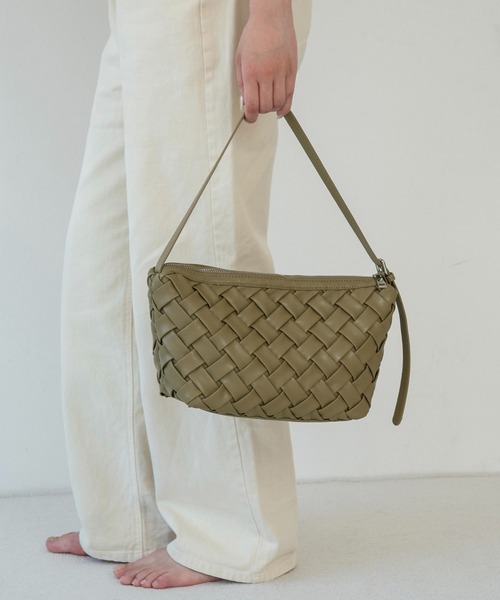 lawgy(ラウジー)の「woven look single handle bag / ウーブンルックシングルハンドバッグ(ハンドバッグ・レディース・アイボリー/キャメル/カーキ・FREE)」の2枚目の写真