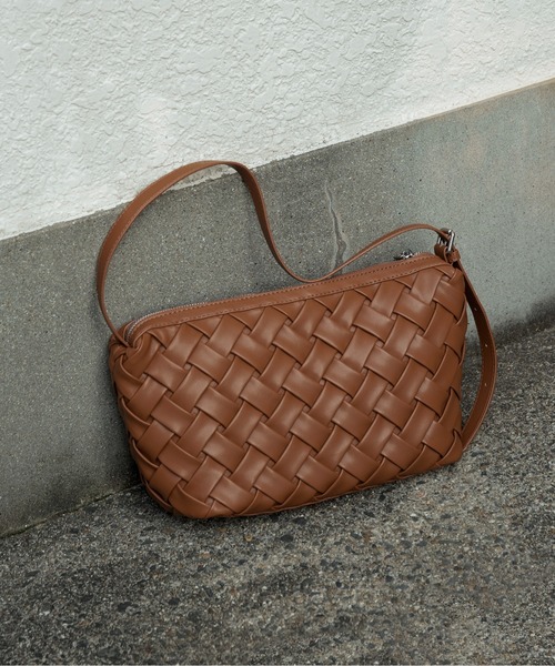 lawgy(ラウジー)の「woven look single handle bag / ウーブンルックシングルハンドバッグ(ハンドバッグ・レディース・アイボリー/キャメル/カーキ・FREE)」の13枚目の写真
