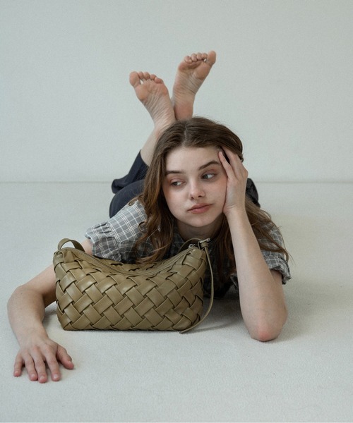 lawgy(ラウジー)の「woven look single handle bag / ウーブンルックシングルハンドバッグ(ハンドバッグ・レディース・アイボリー/キャメル/カーキ・FREE)」の20枚目の写真