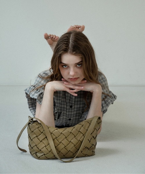 lawgy(ラウジー)の「woven look single handle bag / ウーブンルックシングルハンドバッグ(ハンドバッグ・レディース・アイボリー/キャメル/カーキ・FREE)」の19枚目の写真