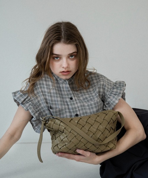 lawgy(ラウジー)の「woven look single handle bag / ウーブンルックシングルハンドバッグ(ハンドバッグ・レディース・アイボリー/キャメル/カーキ・FREE)」の17枚目の写真