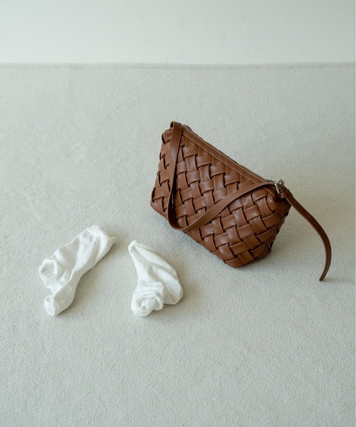 lawgy(ラウジー)の「woven look single handle bag / ウーブンルックシングルハンドバッグ(ハンドバッグ・レディース・アイボリー/キャメル/カーキ・FREE)」の12枚目の写真