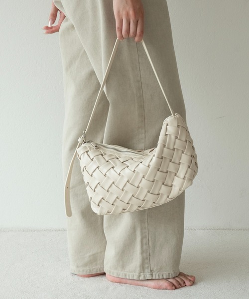 lawgy(ラウジー)の「woven look single handle bag / ウーブンルックシングルハンドバッグ(ハンドバッグ・レディース・アイボリー/キャメル/カーキ・FREE)」の7枚目の写真