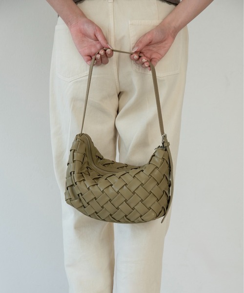lawgy(ラウジー)の「woven look single handle bag / ウーブンルックシングルハンドバッグ(ハンドバッグ・レディース・アイボリー/キャメル/カーキ・FREE)」の16枚目の写真
