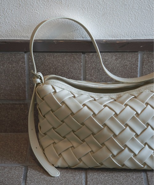 lawgy(ラウジー)の「woven look single handle bag / ウーブンルックシングルハンドバッグ(ハンドバッグ・レディース・アイボリー/キャメル/カーキ・FREE)」の11枚目の写真