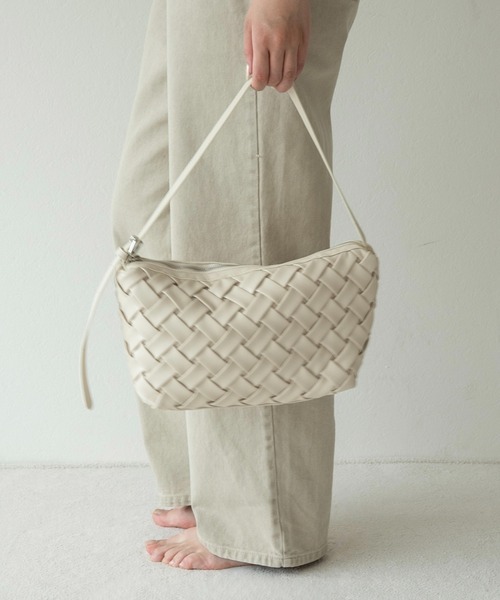 lawgy(ラウジー)の「woven look single handle bag / ウーブンルックシングルハンドバッグ(ハンドバッグ・レディース・アイボリー/キャメル/カーキ・FREE)」の8枚目の写真