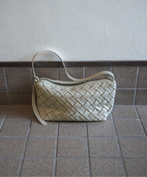 lawgy(ラウジー)の「woven look single handle bag / ウーブンルックシングルハンドバッグ(ハンドバッグ・レディース・アイボリー/キャメル/カーキ・FREE)」の10枚目の写真