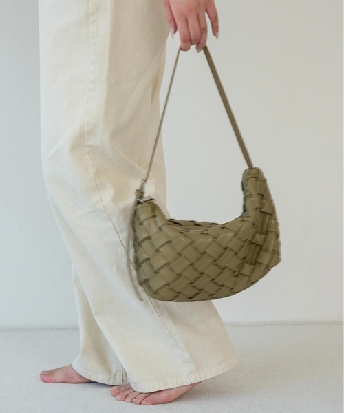 lawgy(ラウジー)の「woven look single handle bag / ウーブンルックシングルハンドバッグ(ハンドバッグ・レディース・アイボリー/キャメル/カーキ・FREE)」の14枚目の写真