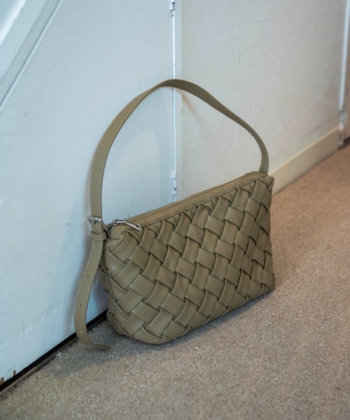 lawgy(ラウジー)の「woven look single handle bag / ウーブンルックシングルハンドバッグ(ハンドバッグ・レディース・アイボリー/キャメル/カーキ・FREE)」の22枚目の写真