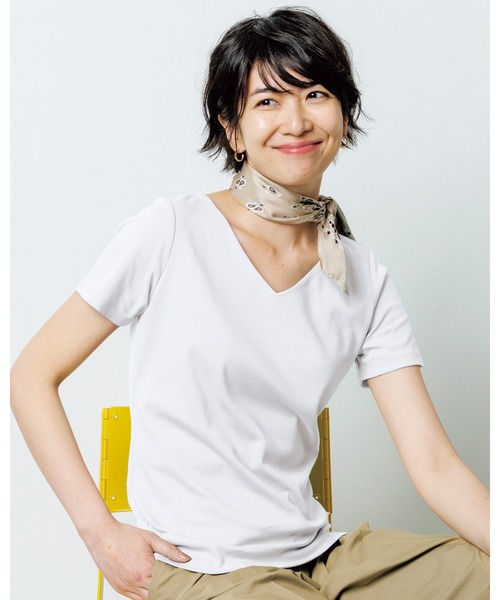 DoCLASSE( ドゥクラッセ)の「Vネック/半袖・DoT(Tシャツ/カットソー・レディース・ホワイト/ブラック/ダークネイビー/ライトグレー・LL/L/M/S)」の1枚目の写真