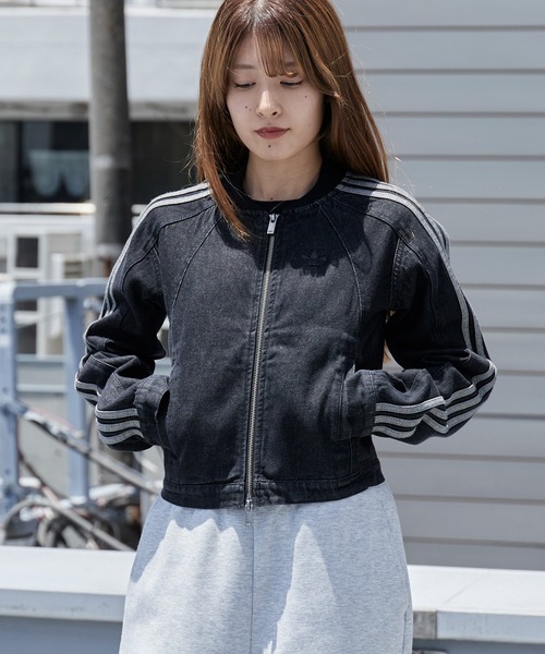 adidas(アディダス)の「adidas/アディダス ORI SST 2.0 TRACKTOP レディース クロップド丈 短丈デニムジャケット トレフォイルロゴ スリーストライプ 秋服 2026年秋冬 冬服(デニムジャケット・レディース・ブラック・S/M/L)」の14枚目の写真