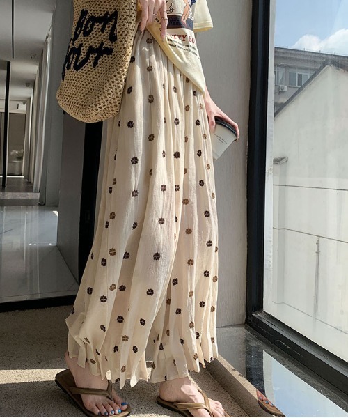&soiree(アンドソワレ)の「ニュアンスカラー刺繍入り裾タックワイドパンツ(その他パンツ・レディース・ベージュ・SMALL/MEDIUM/LARGE/X-LARGE)」の2枚目の写真