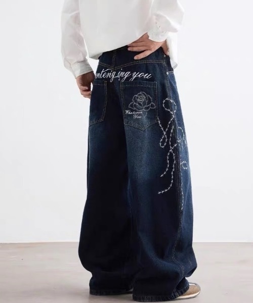 SHERU(シェル)の「バラ&ハート棘ライン刺繍 筆記体ロゴ超ワイド濃インディゴデニム レディース Y2K ストリートバギージーンズ(デニムパンツ・レディース・ブルー・SMALL/MEDIUM/LARGE)」の6枚目の写真