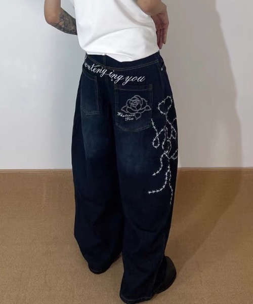SHERU(シェル)の「バラ&ハート棘ライン刺繍 筆記体ロゴ超ワイド濃インディゴデニム レディース Y2K ストリートバギージーンズ(デニムパンツ・レディース・ブルー・SMALL/MEDIUM/LARGE)」の7枚目の写真