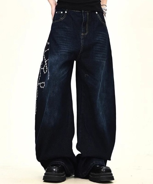 SHERU(シェル)の「バラ&ハート棘ライン刺繍 筆記体ロゴ超ワイド濃インディゴデニム レディース Y2K ストリートバギージーンズ(デニムパンツ・レディース・ブルー・SMALL/MEDIUM/LARGE)」の3枚目の写真