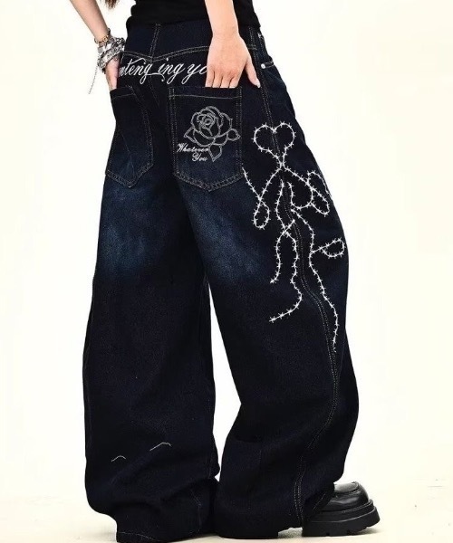SHERU(シェル)の「バラ&ハート棘ライン刺繍 筆記体ロゴ超ワイド濃インディゴデニム レディース Y2K ストリートバギージーンズ(デニムパンツ・レディース・ブルー・SMALL/MEDIUM/LARGE)」の10枚目の写真