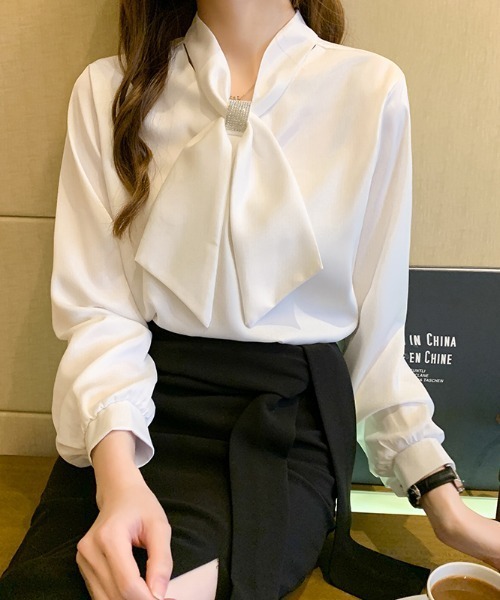 LUCPY(ラクピー)の「ビジュー付きボウタイとろみブラウス(シャツ/ブラウス・レディース・レッド/アイボリー/ホワイト・SMALL/MEDIUM/LARGE/X-LARGE)」の1枚目の写真