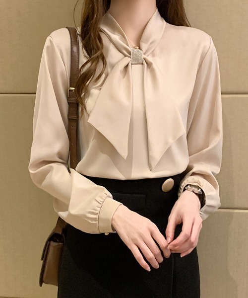 LUCPY(ラクピー)の「ビジュー付きボウタイとろみブラウス(シャツ/ブラウス・レディース・レッド/アイボリー/ホワイト・SMALL/MEDIUM/LARGE/X-LARGE)」の2枚目の写真