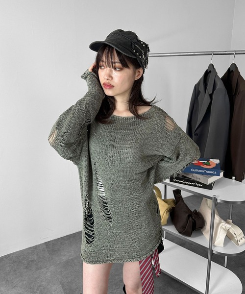 MATU:TA(マトゥータ)の「【サイズ感がかわいい】ダメージルーズオーバーニット/2026秋新作 26AW オーバーニット ルーズニット ダメージニット ルーズネック ダメージ加工 長袖 体型カバー 海外ガール 3カラー ブラック ベージュ カーキ(ニット/セーター・レディース・ブラック/ベージュ/カーキ・FREE)」の13枚目の写真