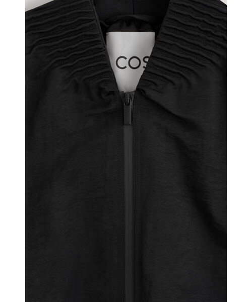 COS(コス)の「ギャザーナイロンボンバージャケット(その他アウター・レディース・ダークグリーン/ブラック・L/M/S/XS)」の16枚目の写真