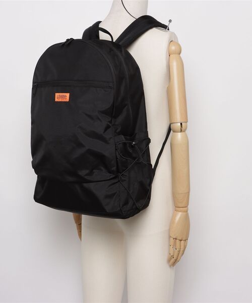 UNIVERSAL OVERALL(ユニバーサルオーバーオール)の「"07"≪UNIVERSAL OVERALL≫8ポケット/30L カラビナキーホルダー付き スクール バックパック(バックパック/リュック・メンズ・ブラック・ONE SIZE)」の5枚目の写真